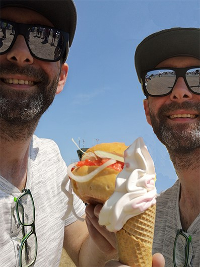 Multiple Sklerose Blogger Torsten und Freund mit Lachsbrötchen